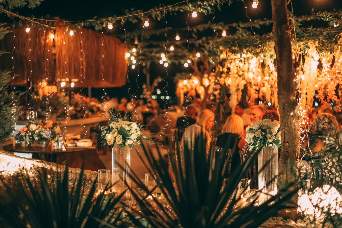 Una mesa larga preparada para una cena de boda en un patio italiano